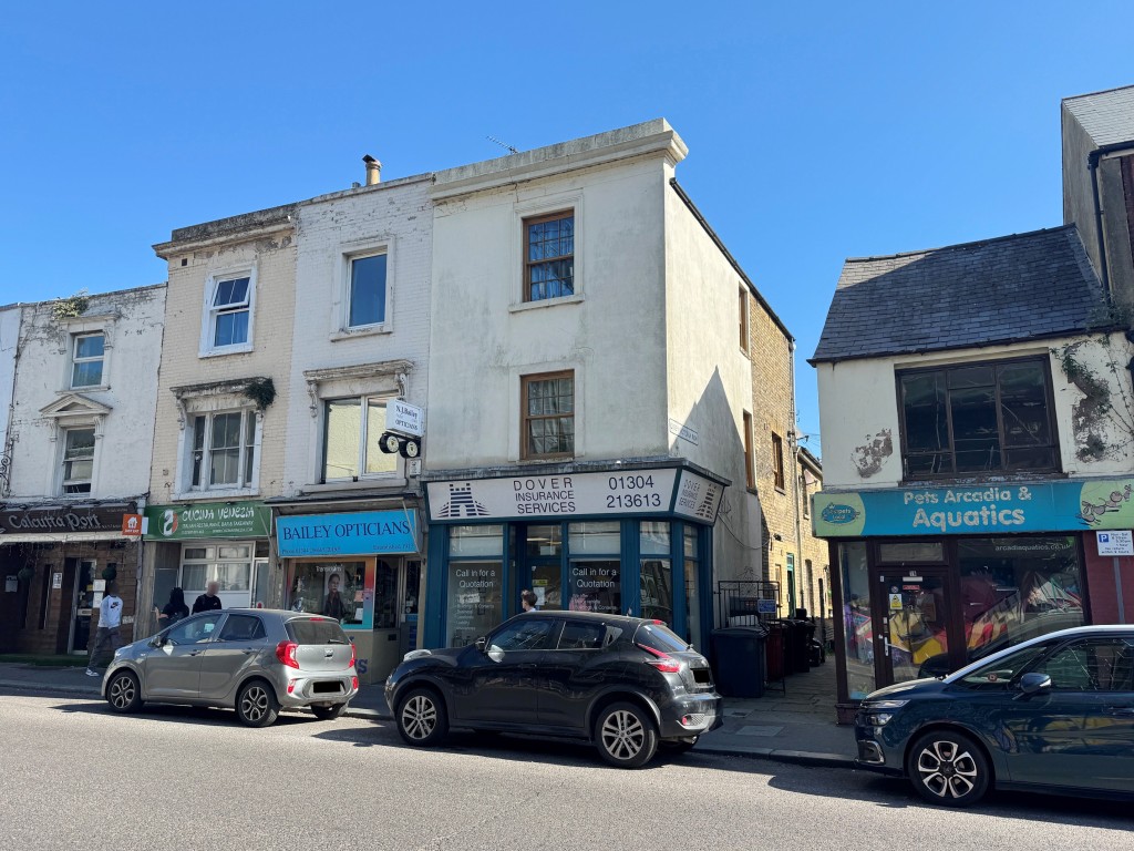 Lot: 36 - FREEHOLD COMMERCIAL AND RESIDENTIAL INVESTMENT - Front of property